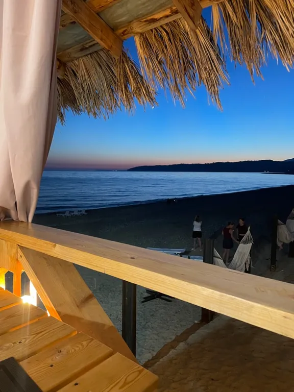 Атмосферные дома a-frame на берегу моря