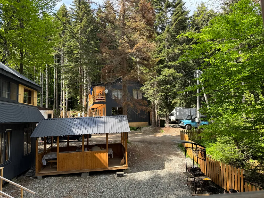 Двухкомнатный домик с видом на горы в лесу