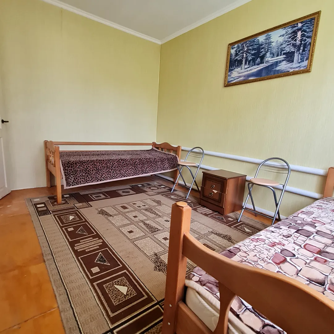 Не проходная спальня, две односпальных кровати 1эт.