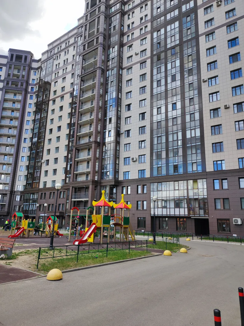 Двор и вид на дом