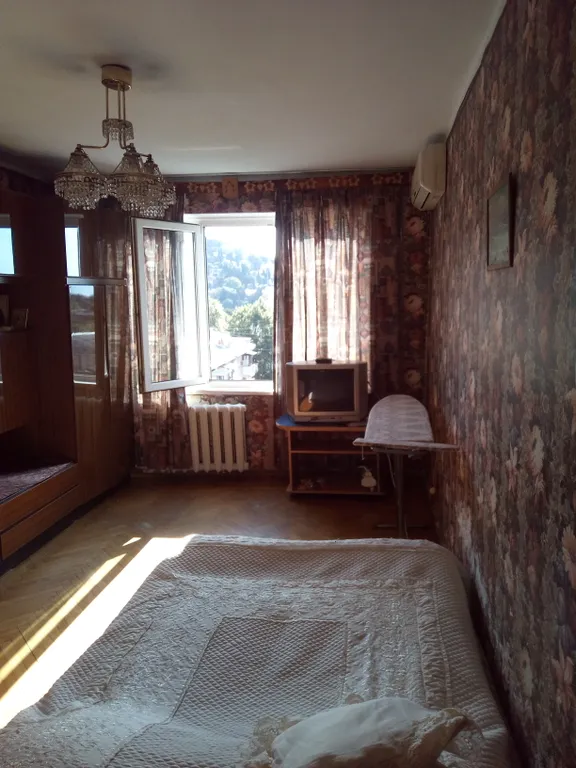 Уютная комната с видом на море и горы в центре города