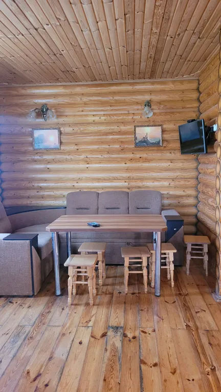 Деревянный домик возле моря