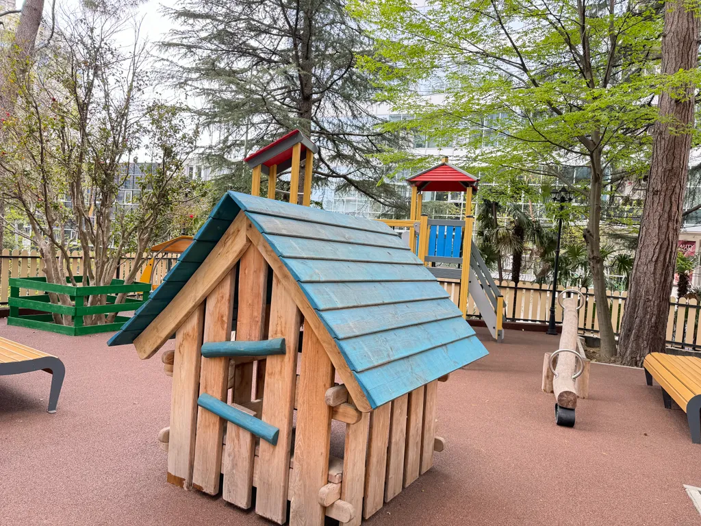 Дизайнерская новая квартира с шикарным видом на Дендропарк