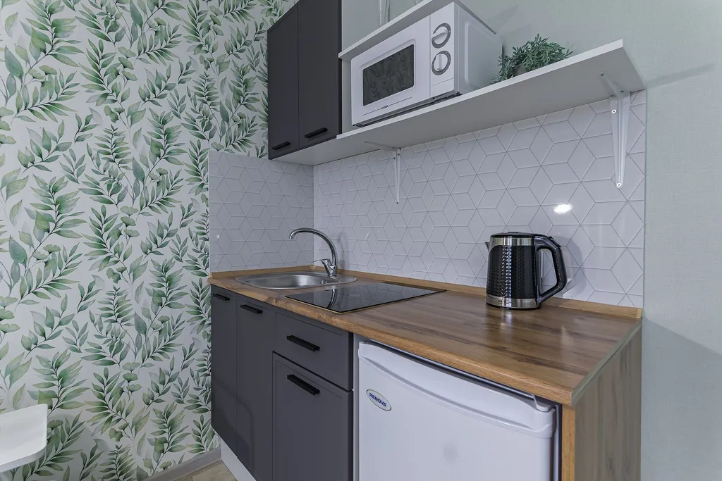 Уютная студия с качелью, у озера