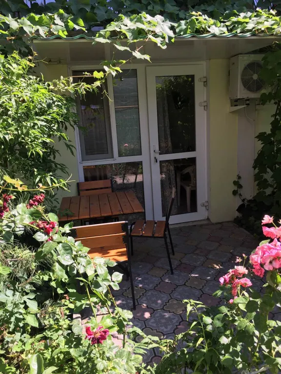 Номер / кондиционер, терраска увитая виноградной беседочкой, парковка