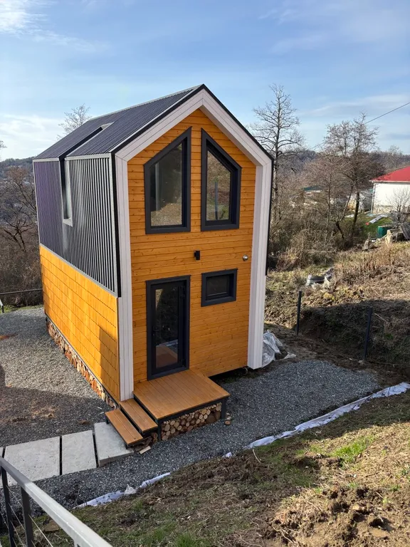 Дом с видом на море в лесу