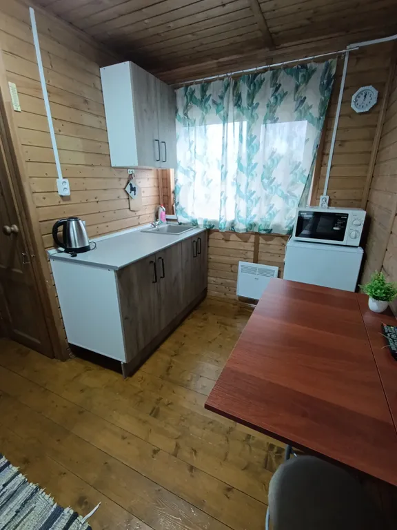 Домик на берегу пруда для трёх человек