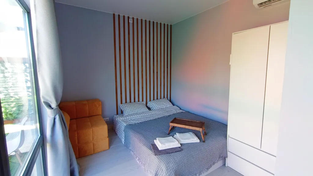 Уединенный трёхместный домик с queen size с собственным садом