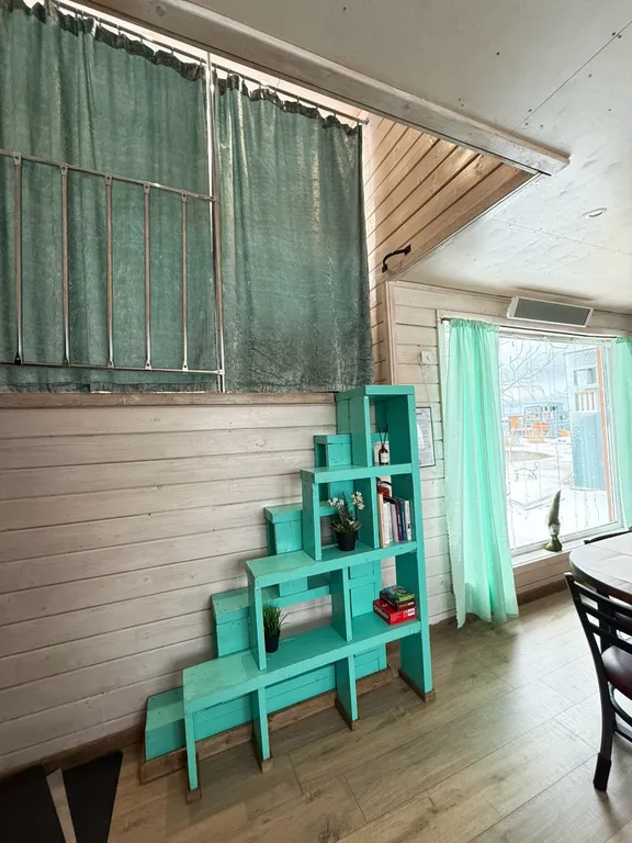 Уютный коттедж с панорамными окнами на берегу озера