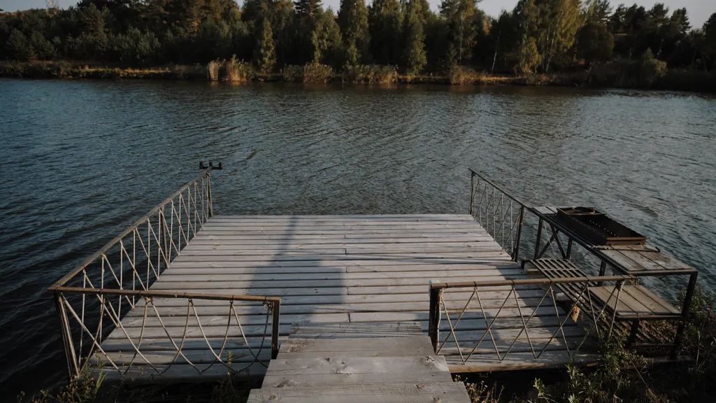 Домик с сауной и джакузи у водоема