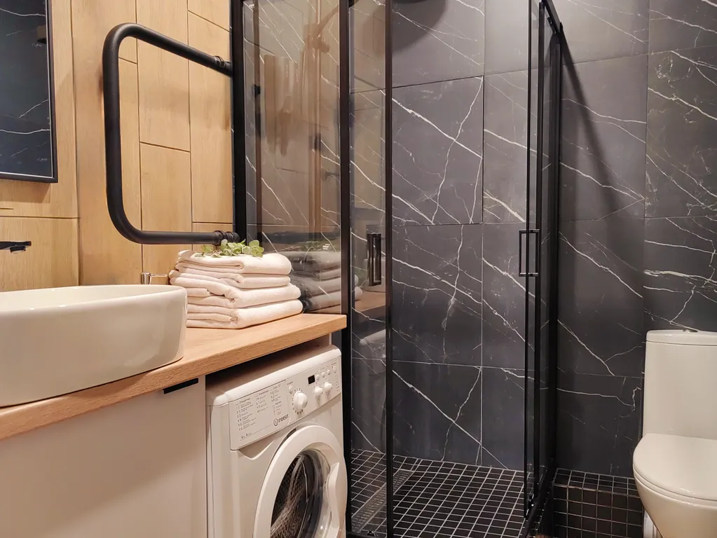 Полёт стрижа с залипательным видом и балконом