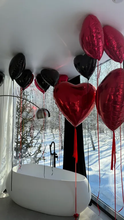 Домик с панорамной ванной в лесу