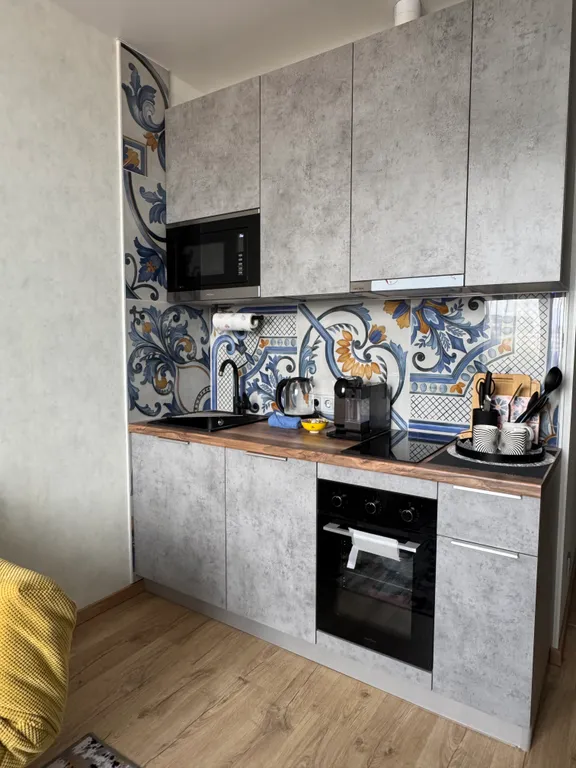 Квартира с большой кухней-гостиной и уютной изолированной спальней