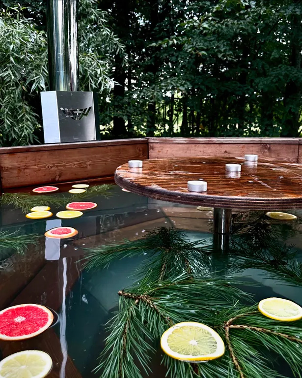 Уютный домик в древних липах