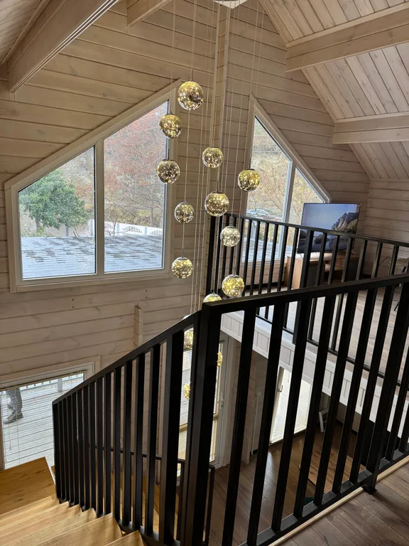 Уютный дом у реки