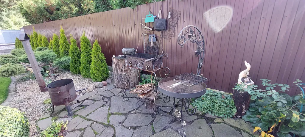 Уютный дом в черте города для комфортного отдыха в лесной местности