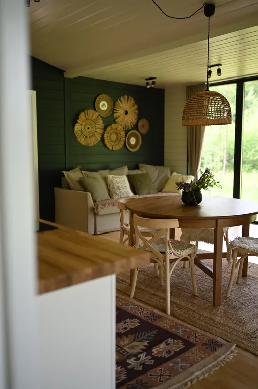 Уютный домик с горячей купелью, в окружении соснового леса