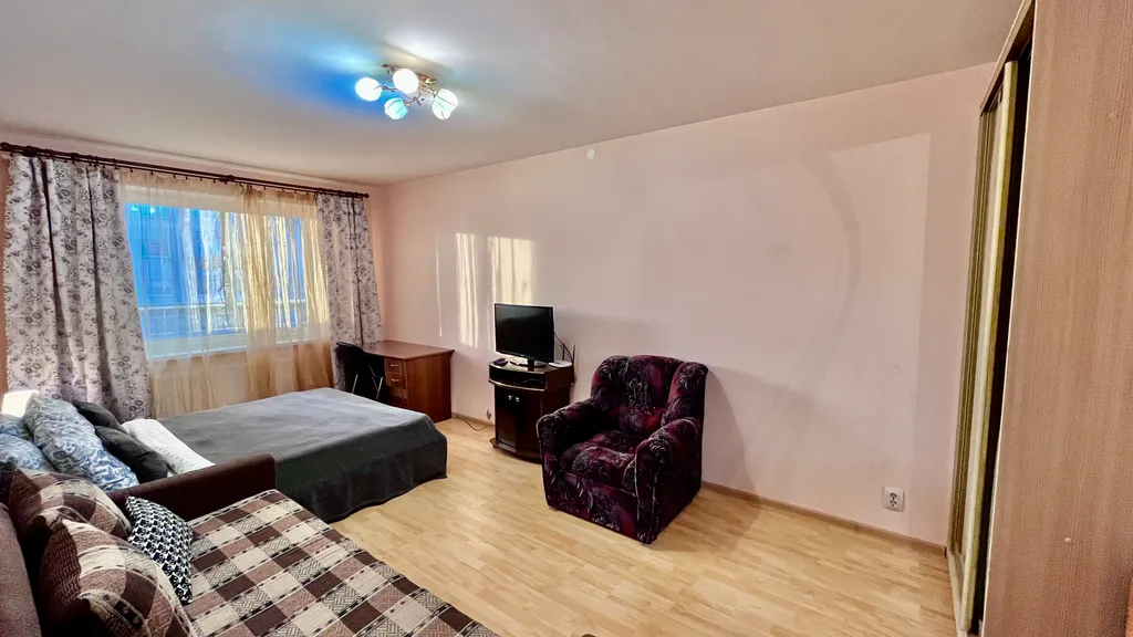 Уютная квартира с красивым видом на озеро с лоджии,недалеко от центра