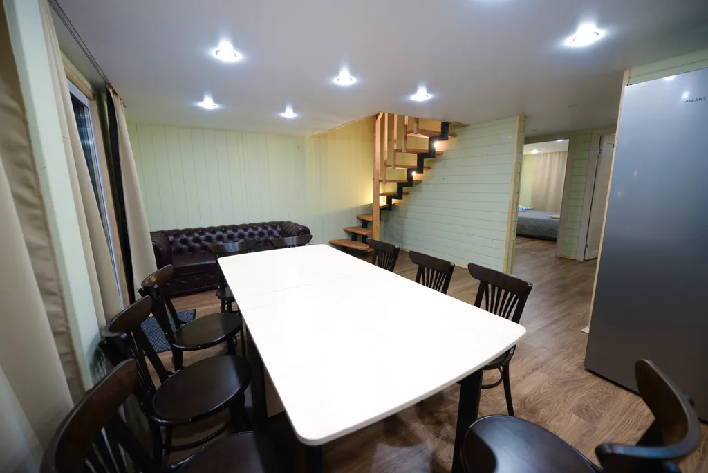 Большой коттедж на берегу из двух частей