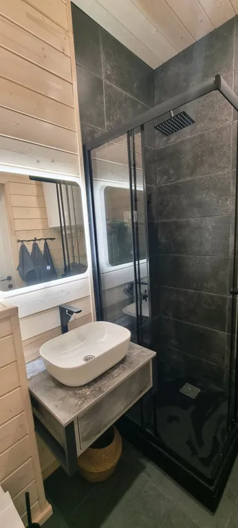 Современный дом у каньона реки Лава, с баней и видом на ручей