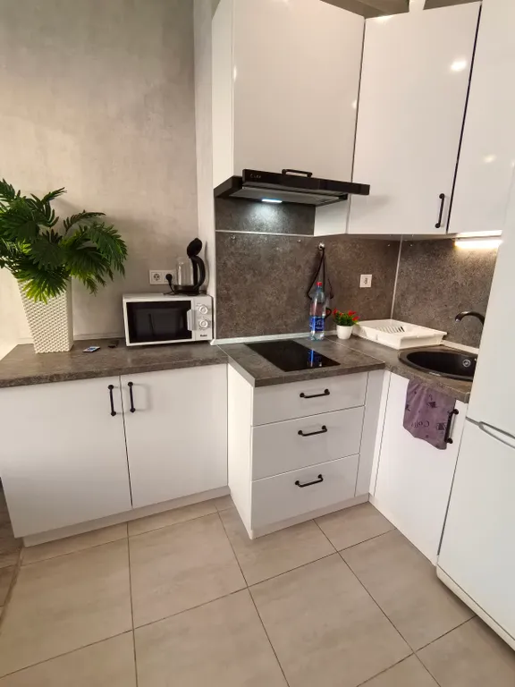 Студия с видом на город