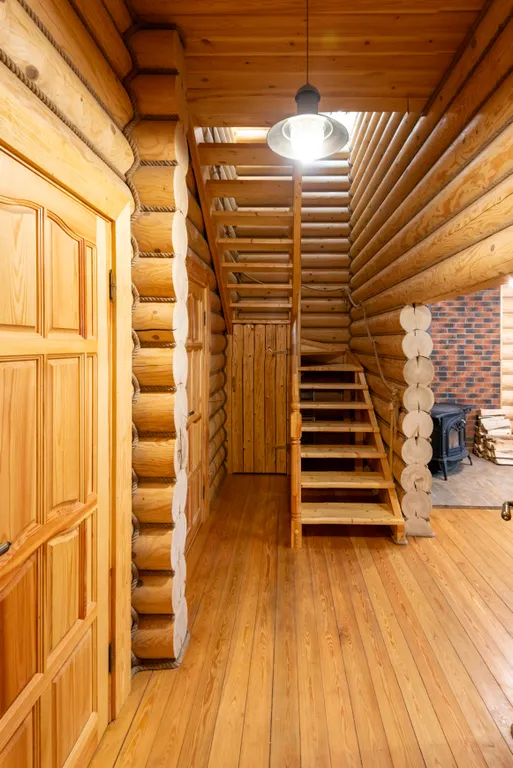 Большой деревянный коттедж рядом с озером и лесом