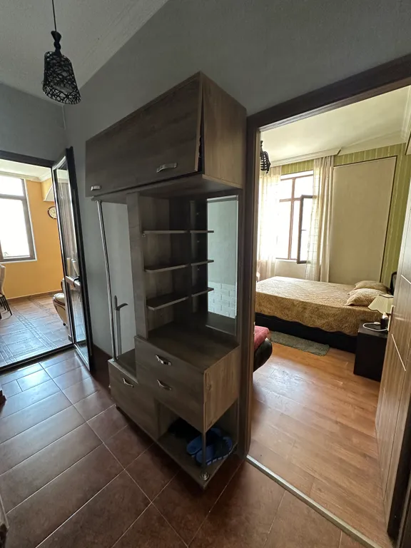 Уютная квартира с большими окнами и красивым видом