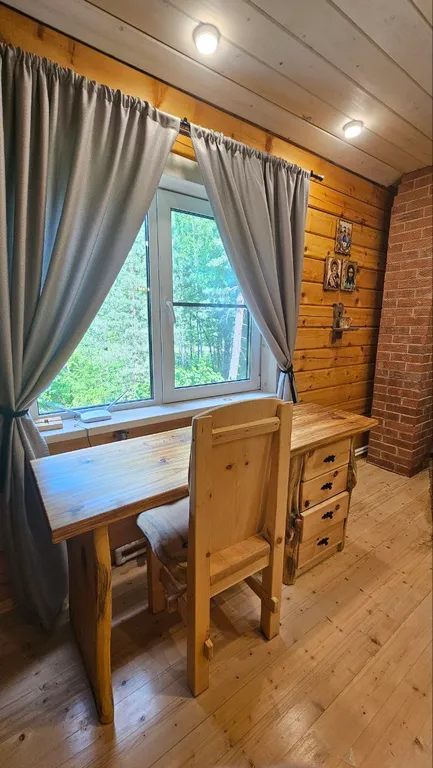 Новый кедровый дом в горах на берегу реки в тихом красивом месте