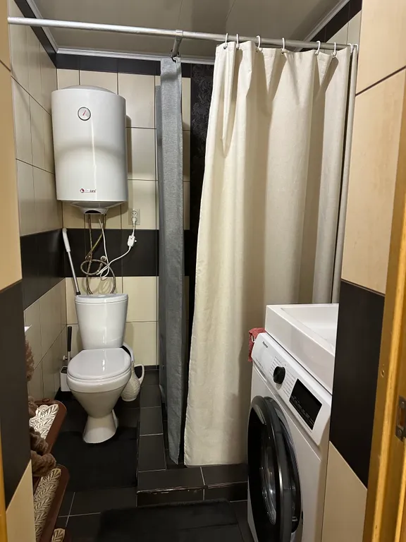 Уютный домик аквамарин у водопада и леса