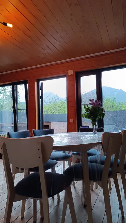 Большой деревянный треугольный дом (афрейм) с видом на бештау