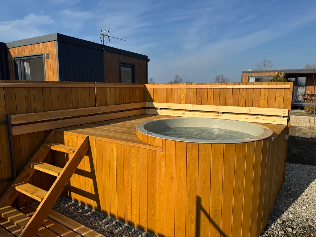 Дом возле озера с 2 террасами и отдельной спальней