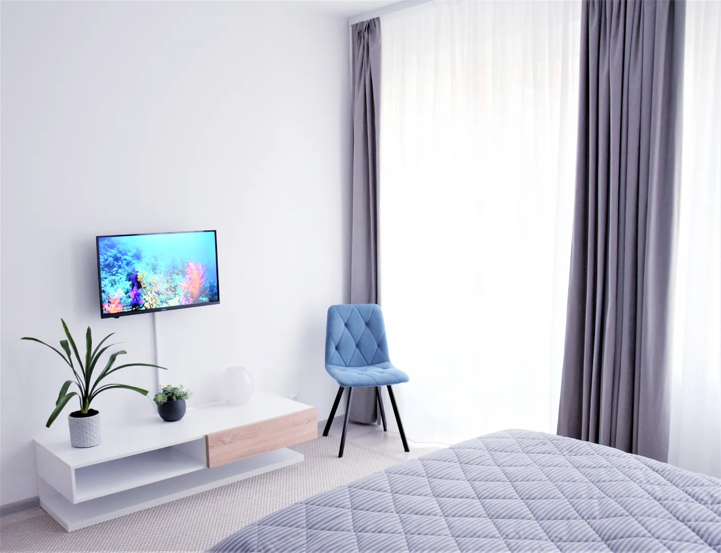 Телевизор Smart-TV расположен в спальне 