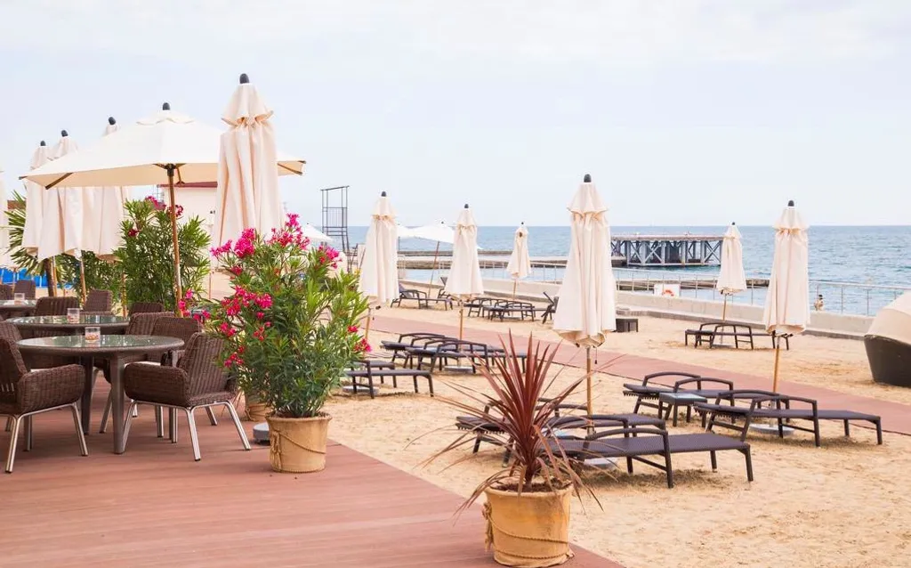 3-комнатная квартира с бассейном у моря