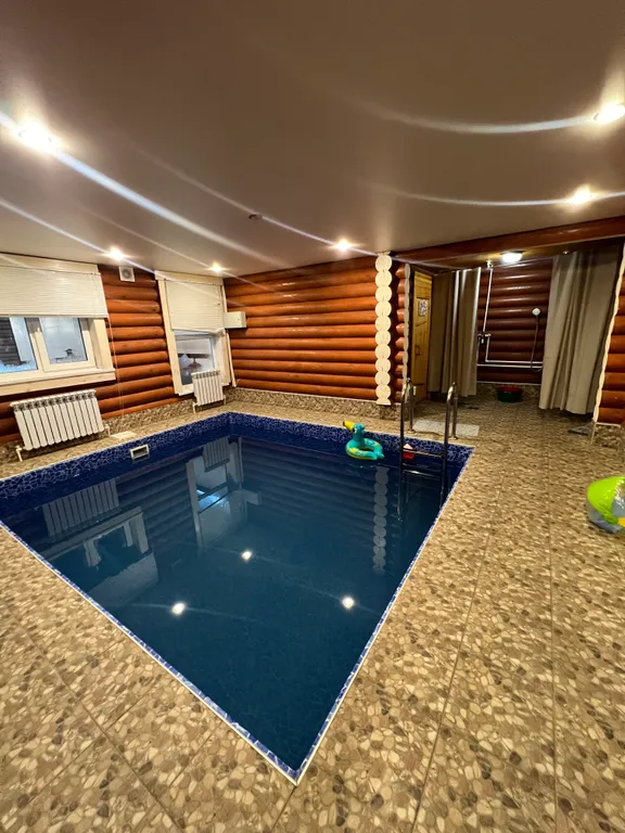 Деревянный дом с бассейном