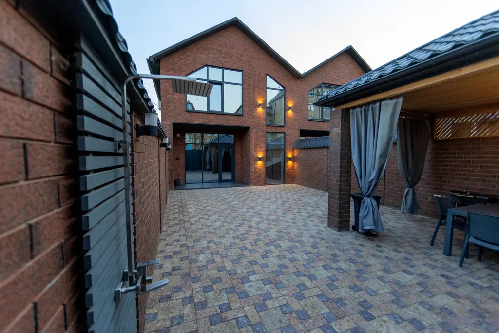 Просторный двухэтажный коттедж на берегу городского пляжа