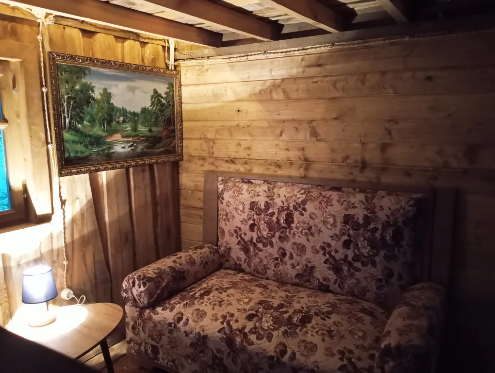 Изба с уютом детства, деревенский дом с баней и русским бытом