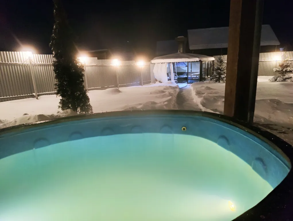 Современный дом с уличной подогреваемой купелью и сауной