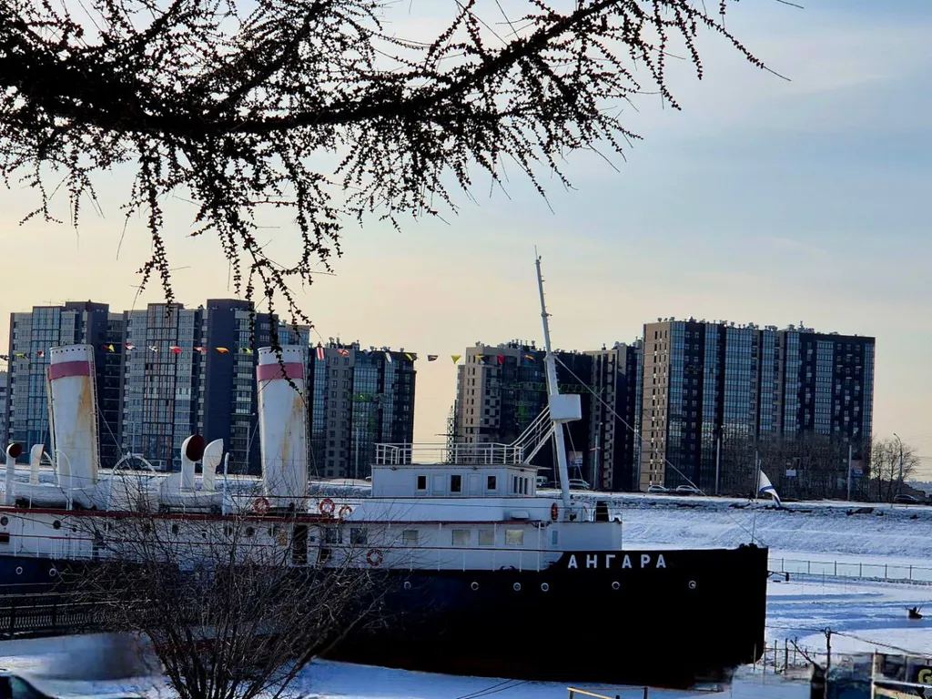 Relax view c залипательным ночным видом у легендарного ледокола ангара