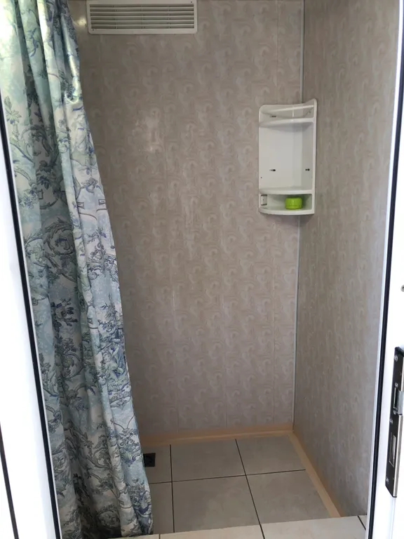 Уютный номер в новом домике в саду (левая сторона)