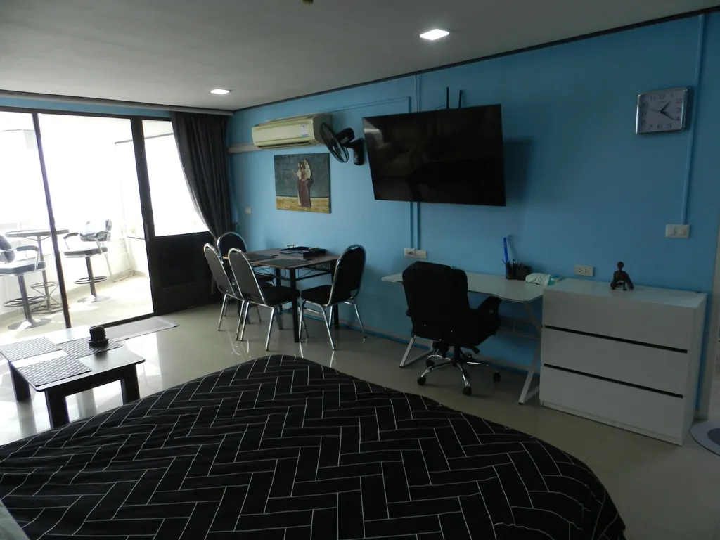 Студия с фронтальным видом на море