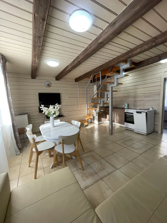 Небольшой уютный дом рядом с пихтовым лесом