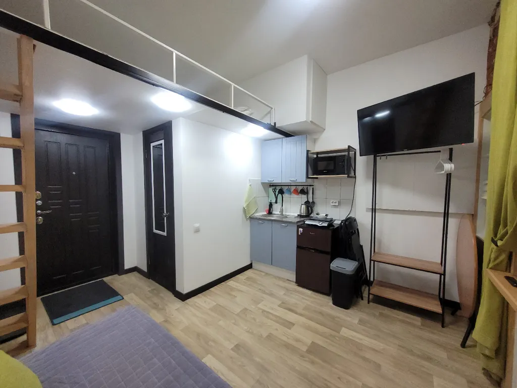 Лофт-5 жёлтая, клёвая двухуровневая студия в центре