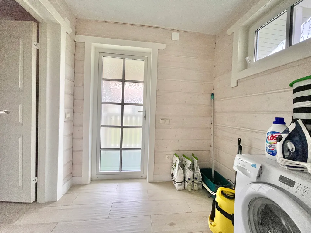 Коттедж с сауной и камином на берегу озера в сосновом лесу