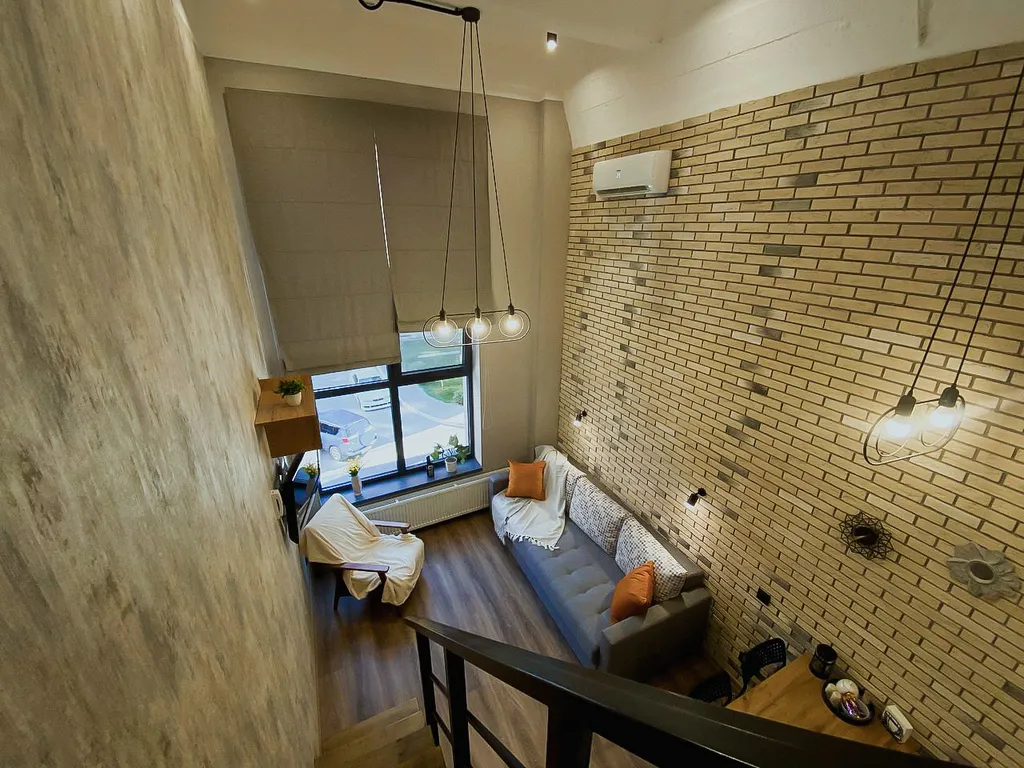 Двухуровневая студия с панорамными окнами