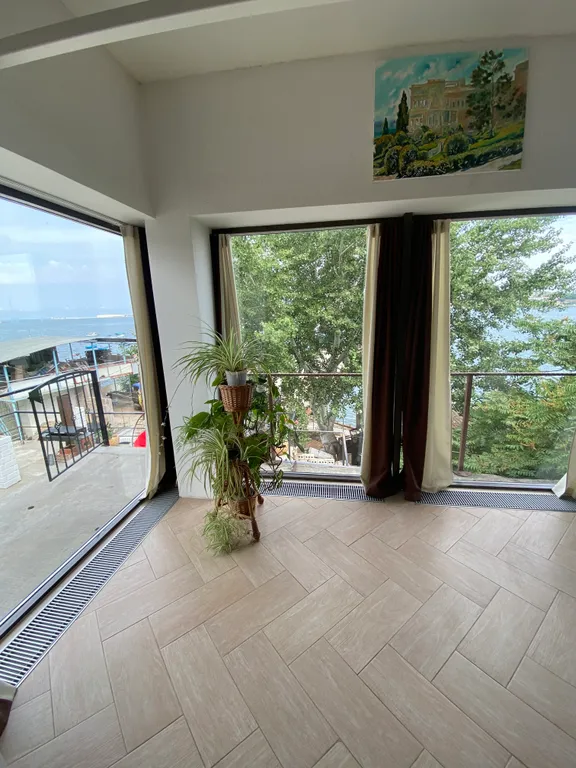 Большая студия с видом на море с панорамными окнами