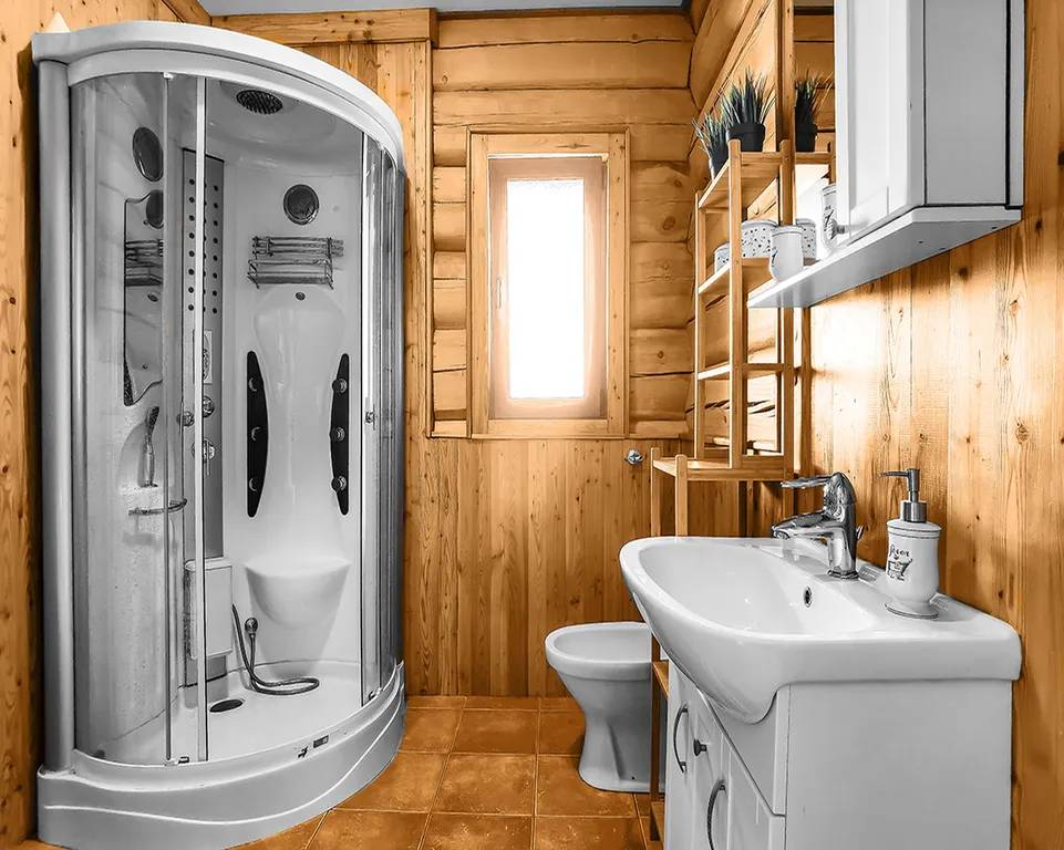 Коттедж в лесу с видом на озеро