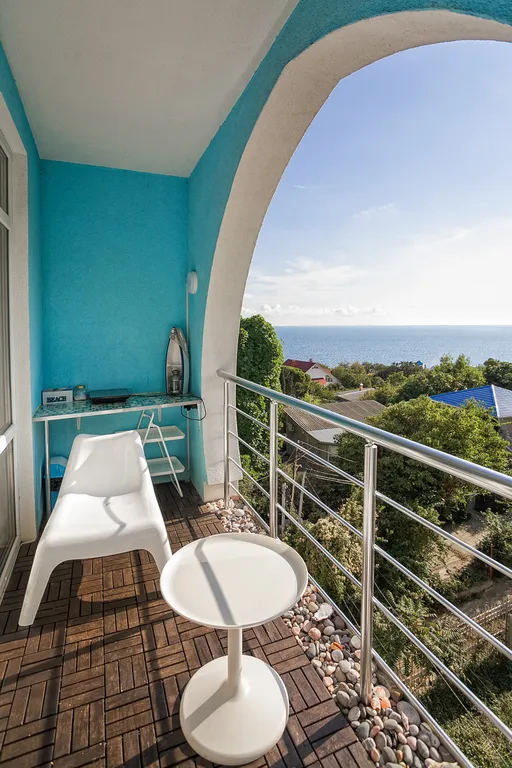 Современная студия с балконом у моря