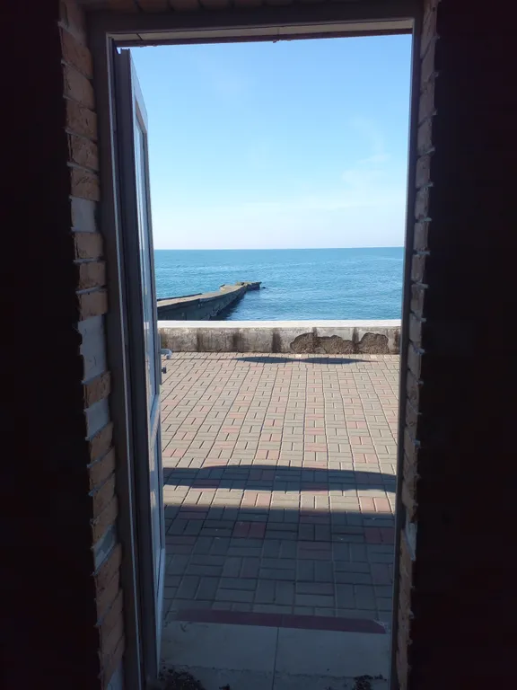 Эллинг на берегу моря