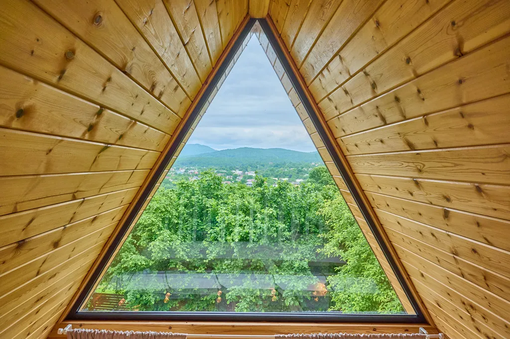 Уютный треугольный домик у леса с видом на горы