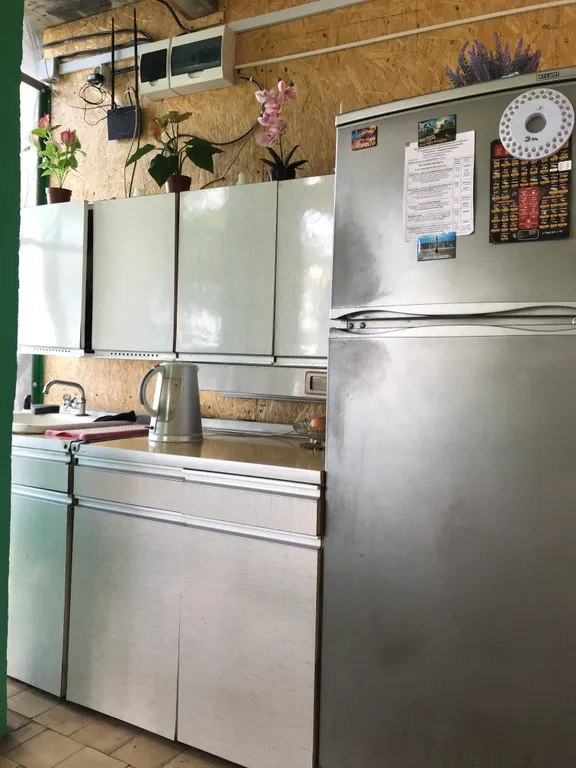 Уютная комната в центре города с видом на море